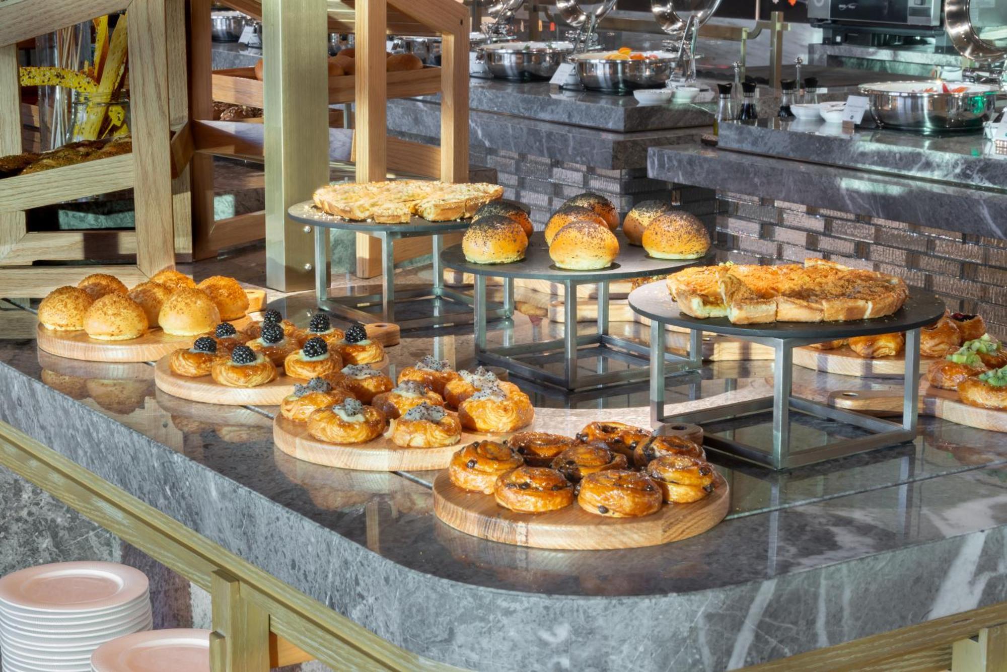 Narcissus The Royal Hotel Riyadh Eksteriør bilde A selection of pastries